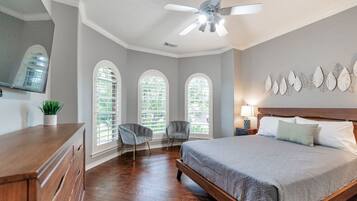 7 室のベッドルーム、デスク、アイロン / アイロン台、旅行用ベビーベッド