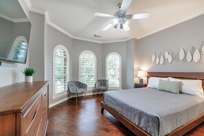 7 bedrooms, desk, iron/ironing board, travel cot