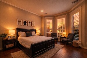 Skrivebord, strykejern/-brett, reiseseng for barn og wi-fi (inkludert)