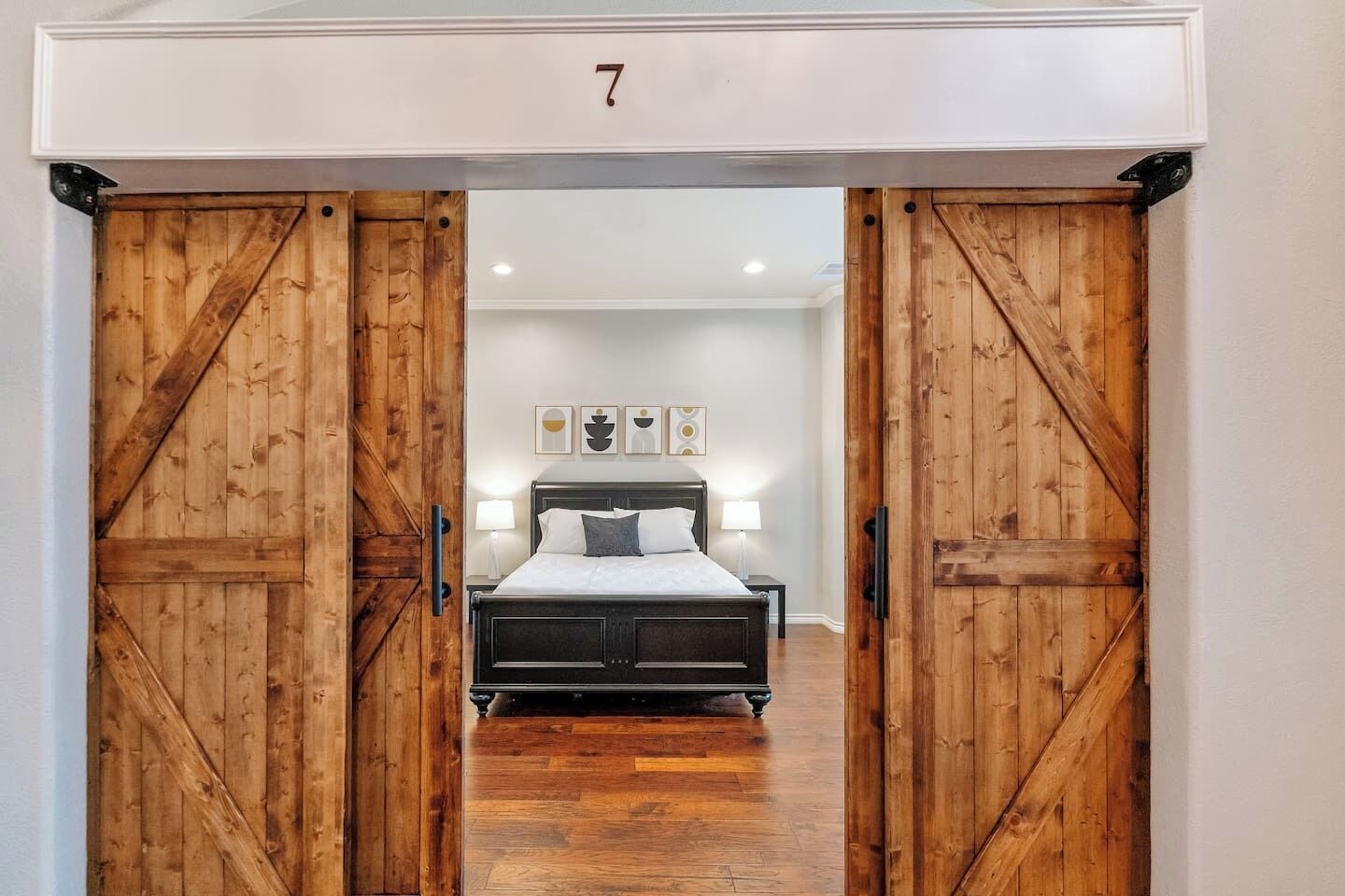 7 bedrooms, desk, iron/ironing board, travel cot