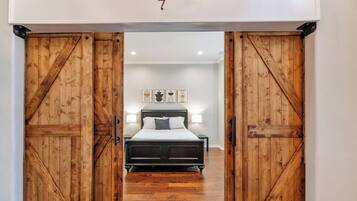 7 Schlafzimmer, Schreibtisch, Bügeleisen/Bügelbrett, Reisekinderbett