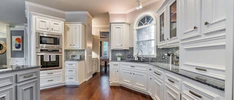 ثلاجة، ميكروويف، فرن، موقد طهي مسطح