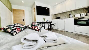 Luxury Studio Suite | Iron/ironing board, free WiFi, bed sheets