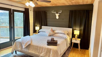 4 bedrooms, desk, iron/ironing board, travel cot