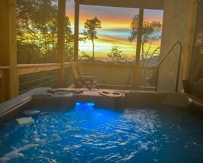 Outdoor spa tub - Sunset Mtn View*Theater Rm*1 mi Hatley Pointe*Massage Chair*Hot Tub*Game Rm*Dog (Mars Hill)