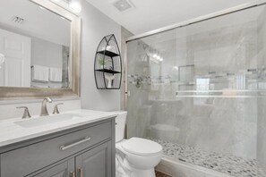 Dusche, Haartrockner, Handtücher, Seife