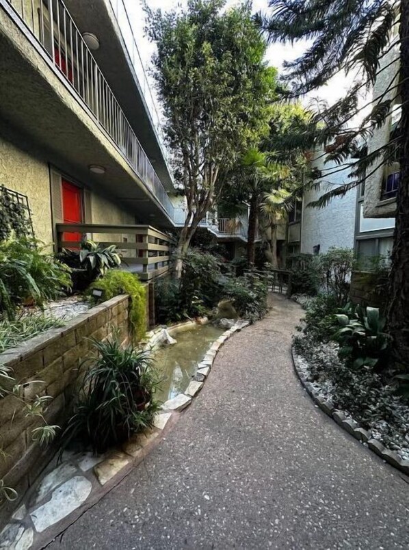 المنطقة المحيطة بالمنشأة