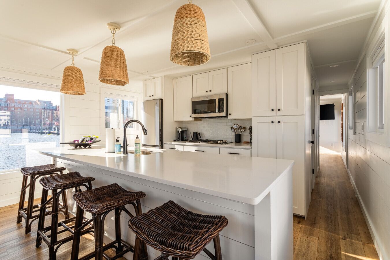 Kjøleskap, mikrobølgeovn, kokeplater og oppvaskmaskin