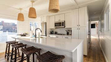 Kjøleskap, mikrobølgeovn, kokeplater og oppvaskmaskin