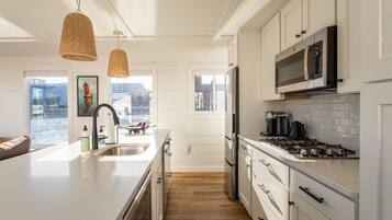 Fridge, microwave, stovetop, dishwasher