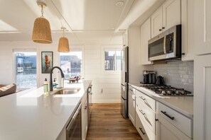 Frigorífic, microones, placa de cuina i rentaplats 