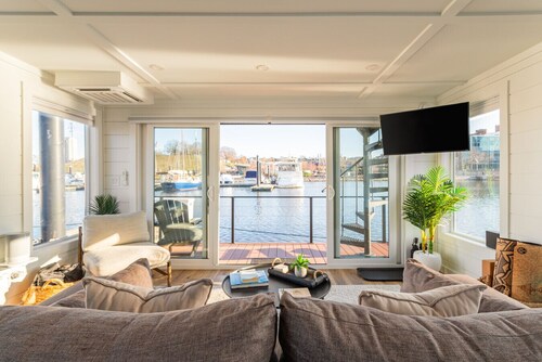 Luxe Houseboat: Breathtaking Skyline 360 Views