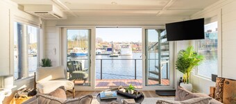 Luxe Houseboat: Breathtaking Skyline 360 Views