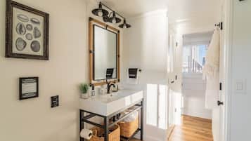 Een haardroger, handdoeken