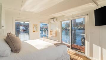 1 bedroom, desk, free WiFi, bed sheets