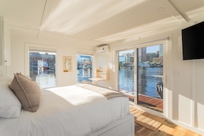 1 bedroom, desk, free WiFi, bed sheets