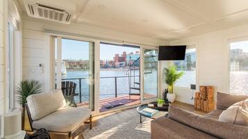 Smart TV, books, stereo