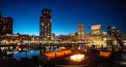 Luxe Houseboat: Breathtaking Skyline 360 Views