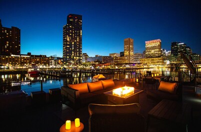 Luxe Houseboat: Breathtaking Skyline 360 Views