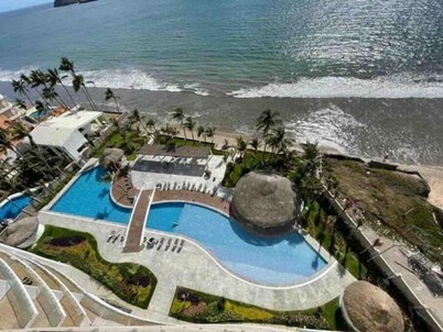 Camino al Mar beachfront condo