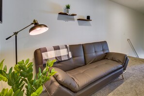Fernseher, Kamin, Bücher