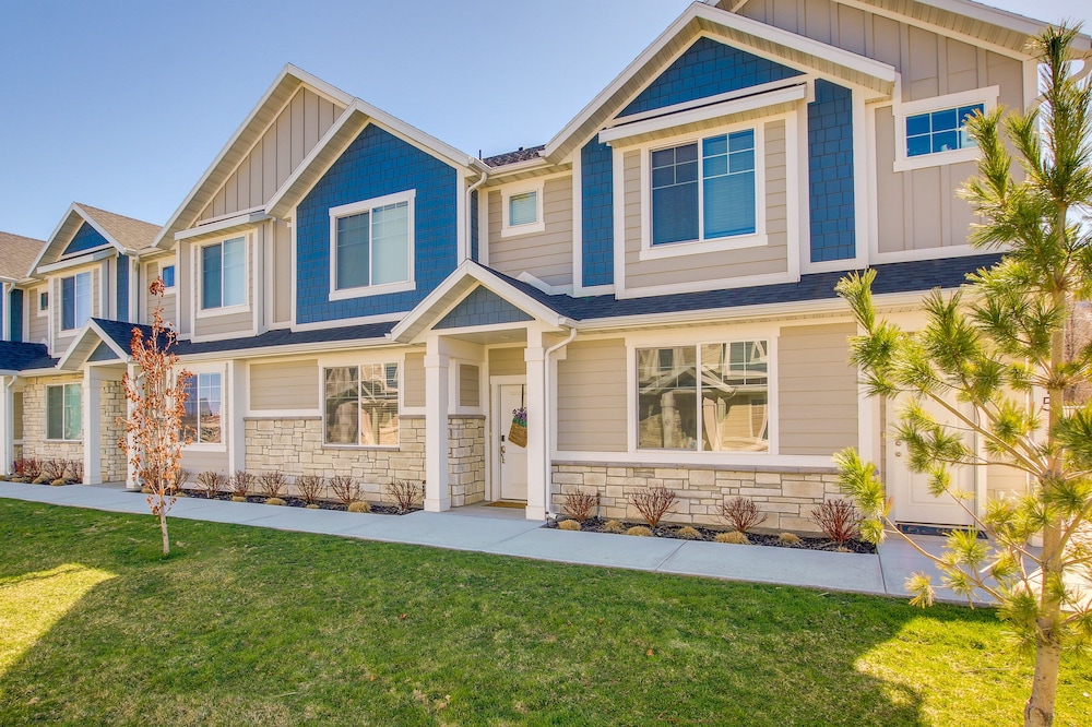 Quiet Providence Townhome Near Shops & Dining