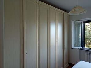 2 bedrooms, iron/ironing board, travel cot, Internet