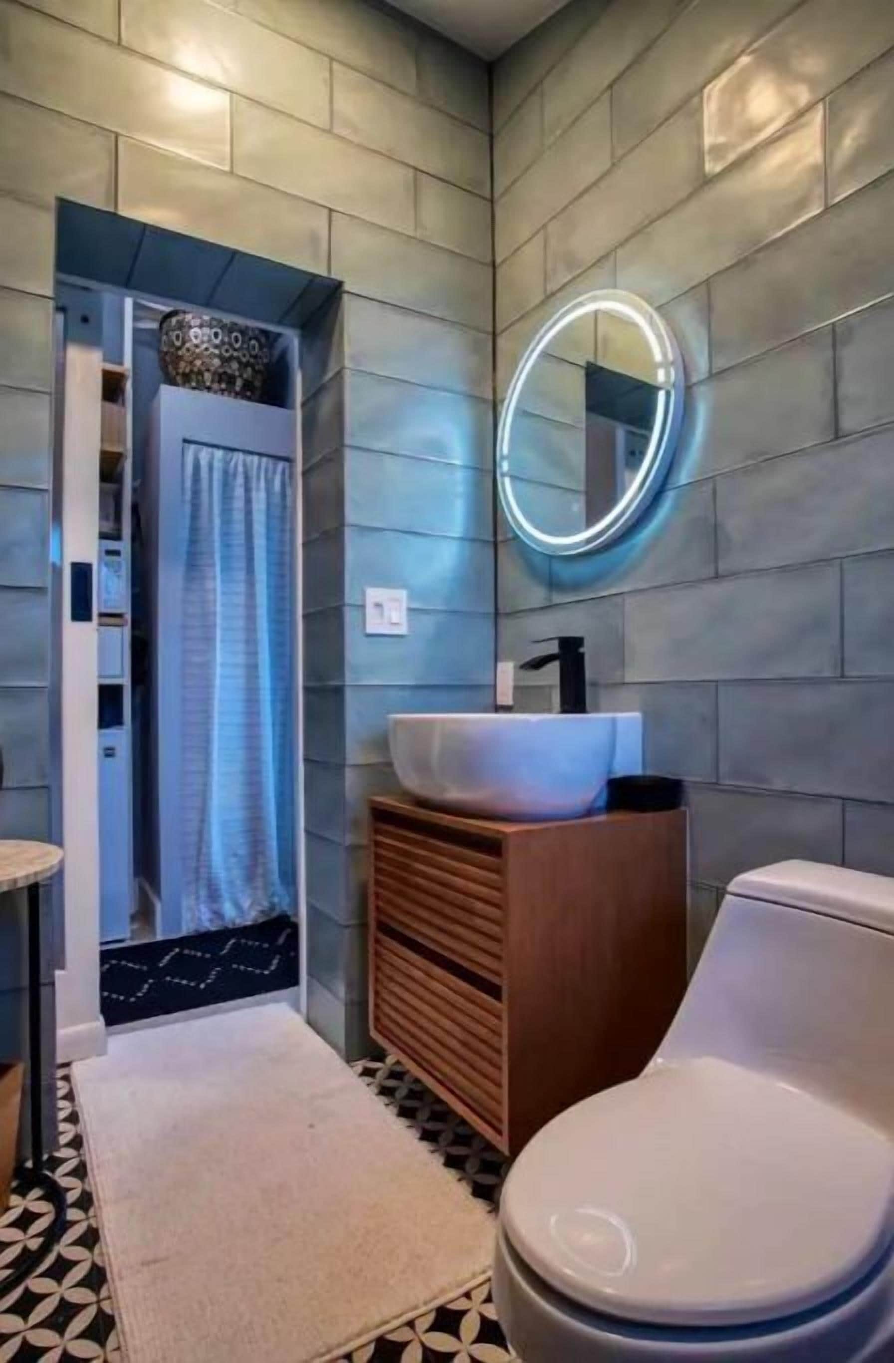 Clean, tropical, private room, bath, and patio in the heart of Wilton Manors. 