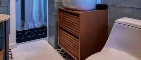 Douche, séchoir à cheveux, serviettes fournies, savon