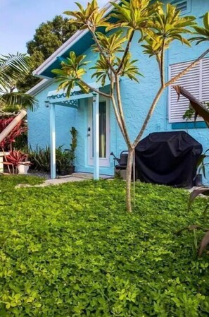 Terrace/patio - Clean, tropical, private room, bath, and patio in the heart of Wilton Manors.  (Wilton Manors)