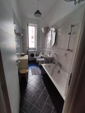 Haartrockner, Bidet, Handtücher, Seife