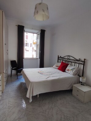 2 Schlafzimmer, Zimmersafe, Schreibtisch, Bügeleisen/Bügelbrett