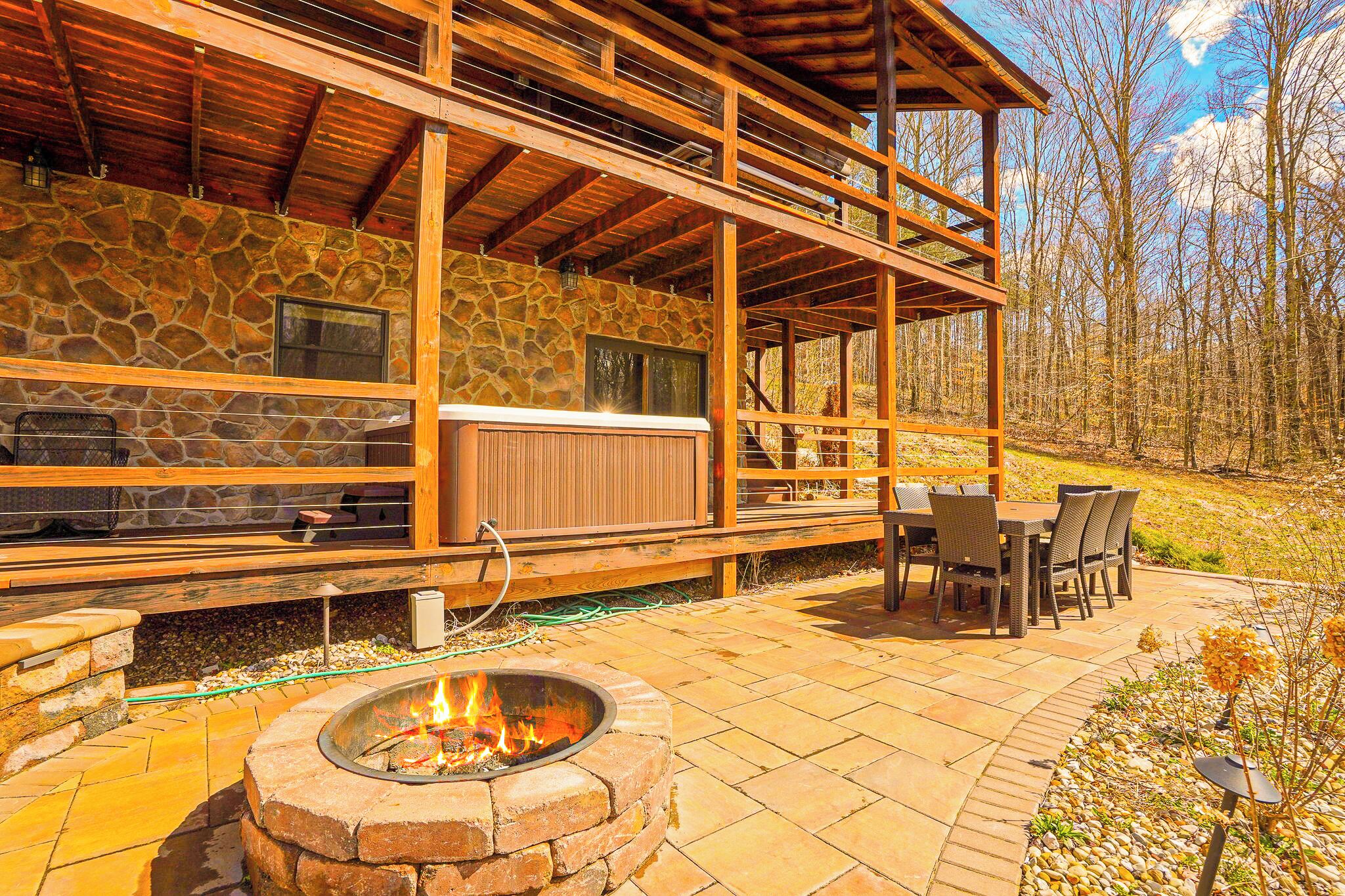 Log Home w/ Hot Tub & Firepit
