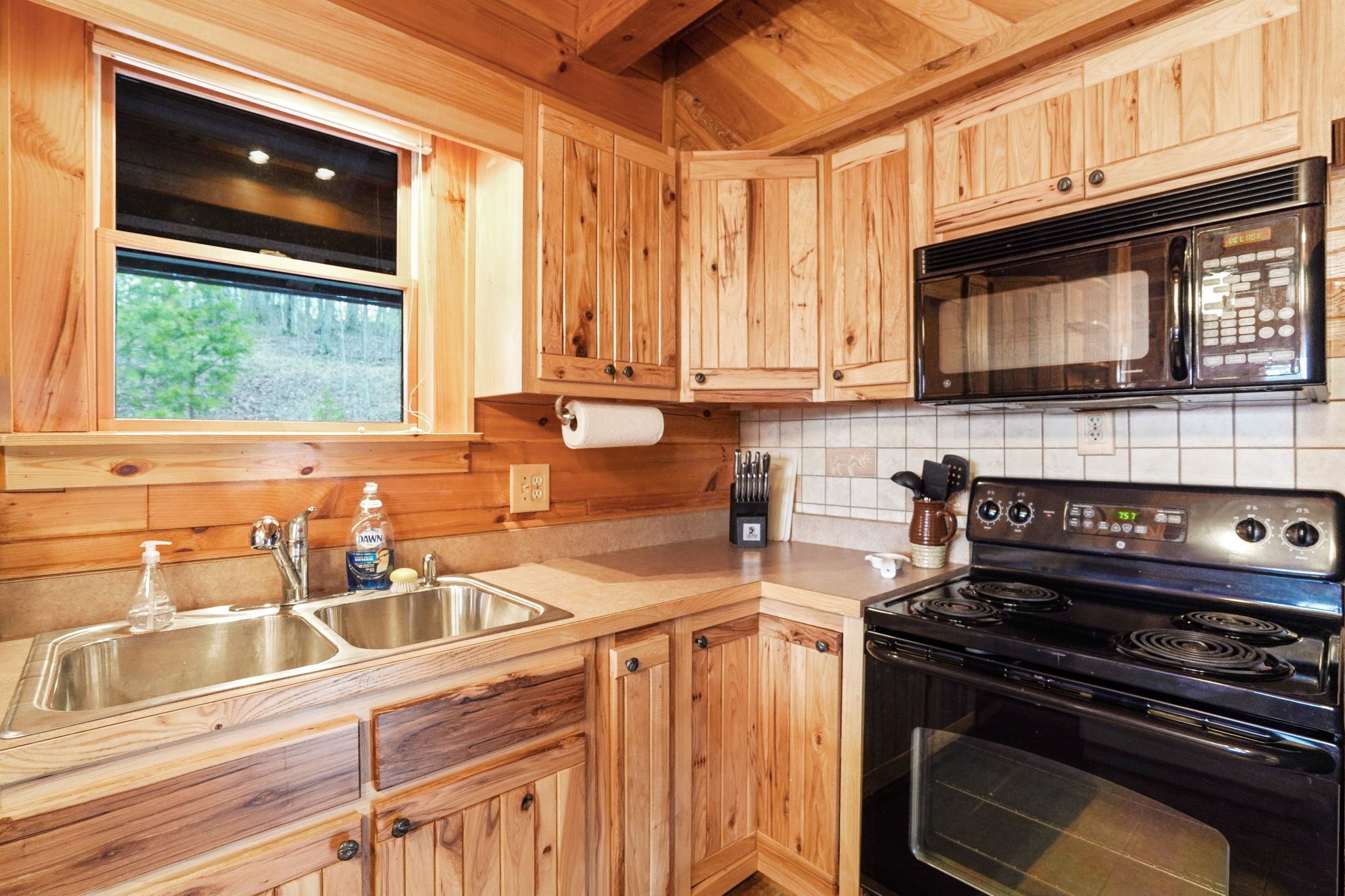 Log Home w/ Hot Tub & Firepit