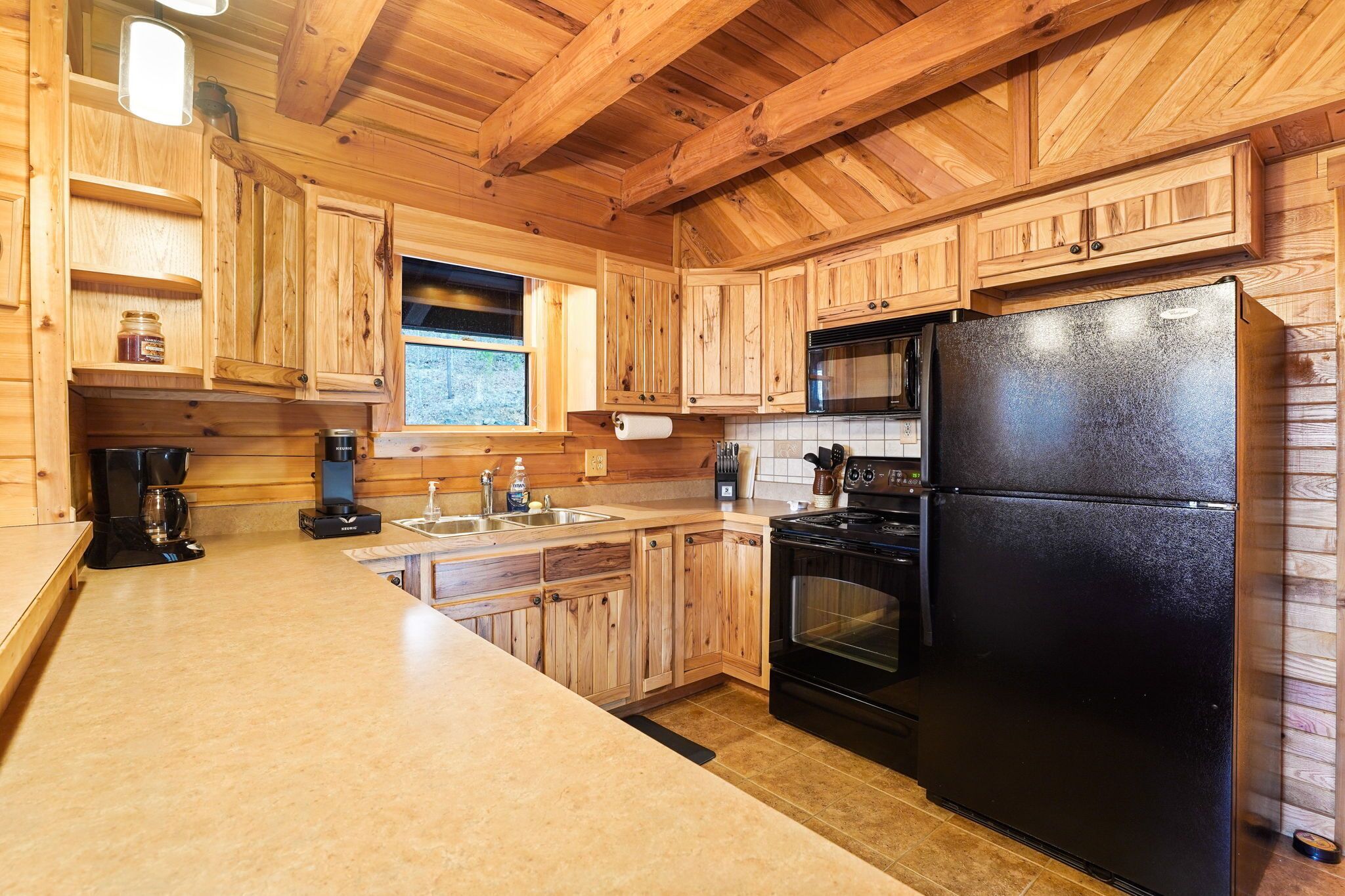 Log Home w/ Hot Tub & Firepit