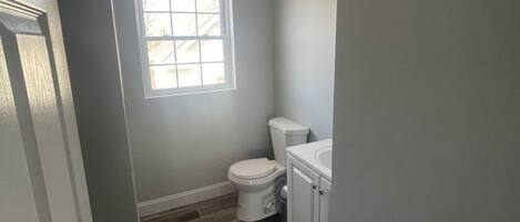 Secadora de cabello, toallas, jabón, shampoo