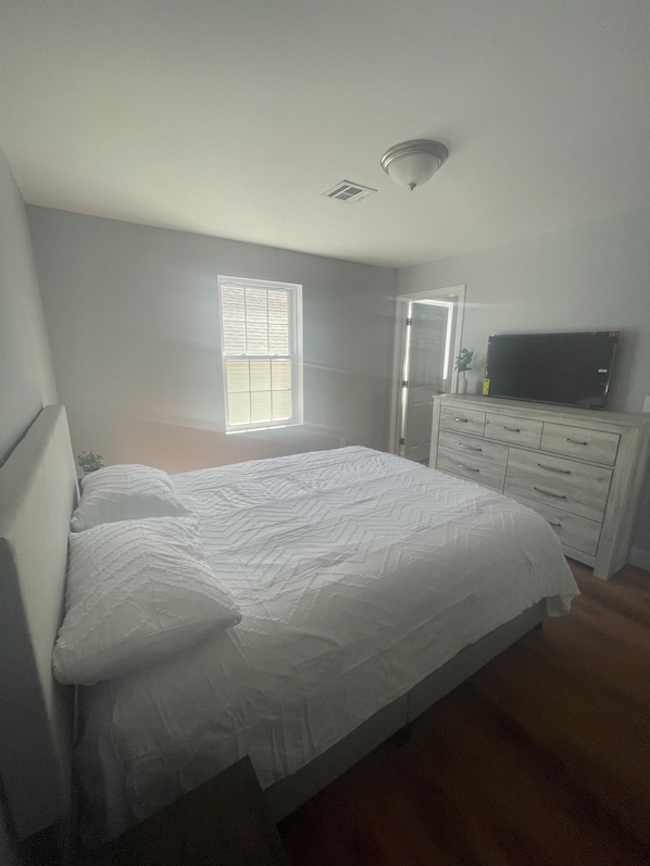 3 bedrooms, iron/ironing board, WiFi, bed sheets