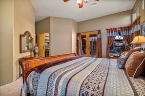 4 habitaciones, escritorio y tabla de planchar con plancha