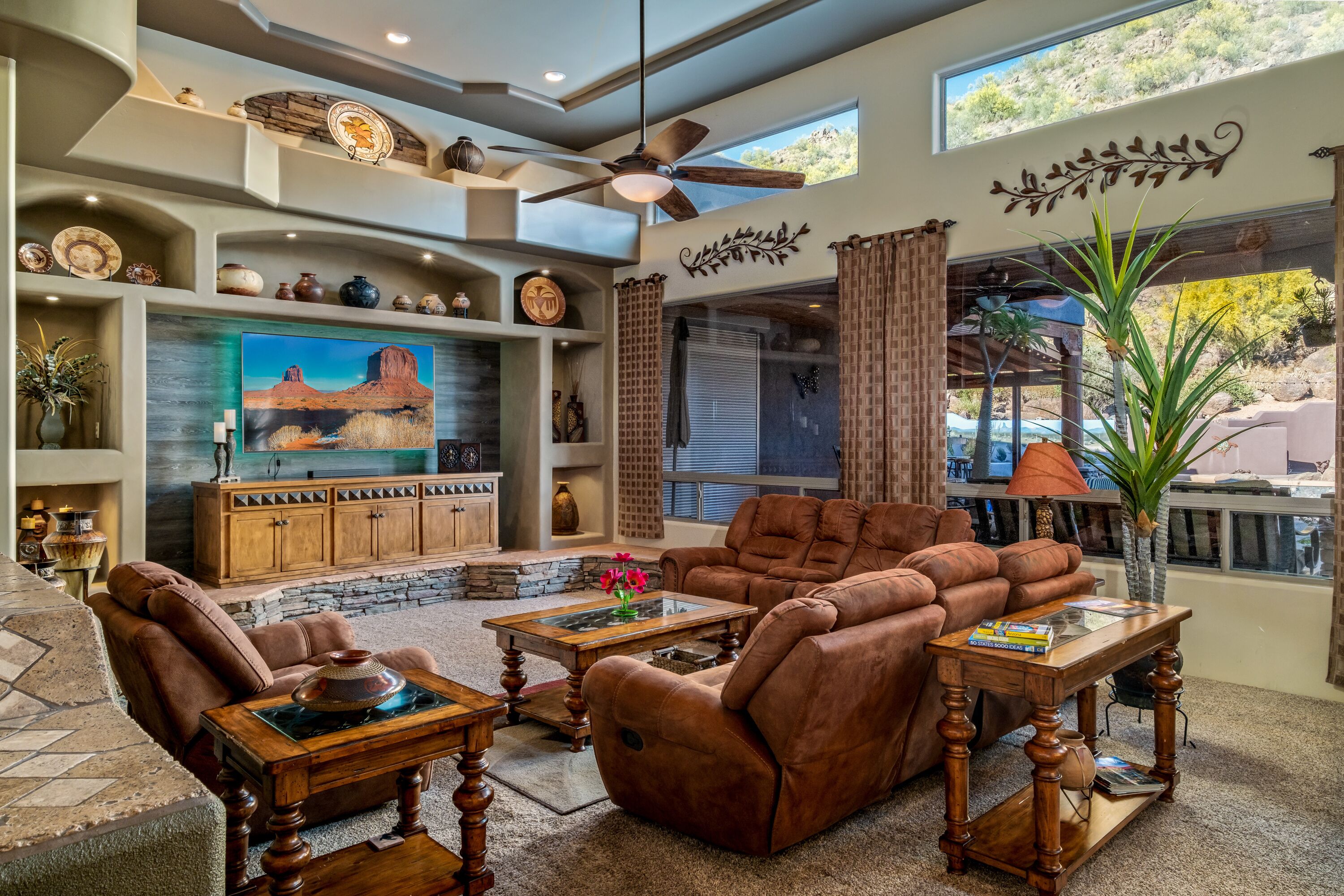 Quail Mt Private Resort: Mt Views, all BR's King & TV's, Heated Pool, Hiking