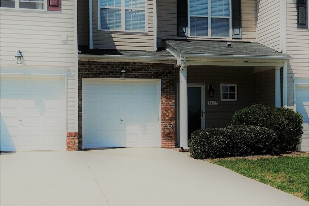 Cozy Townhome in a Great Location