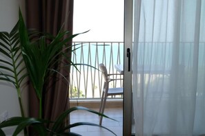 セーフティボックス (室内)、遮光カーテン、アイロン / アイロン台、WiFi (無料)