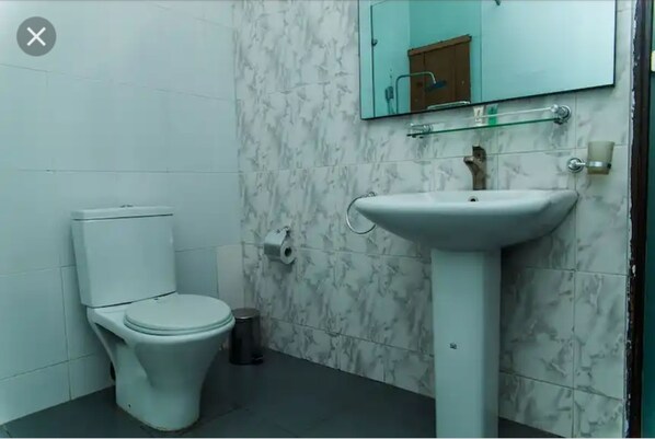 Shower, rainfall showerhead, free toiletries, towels
