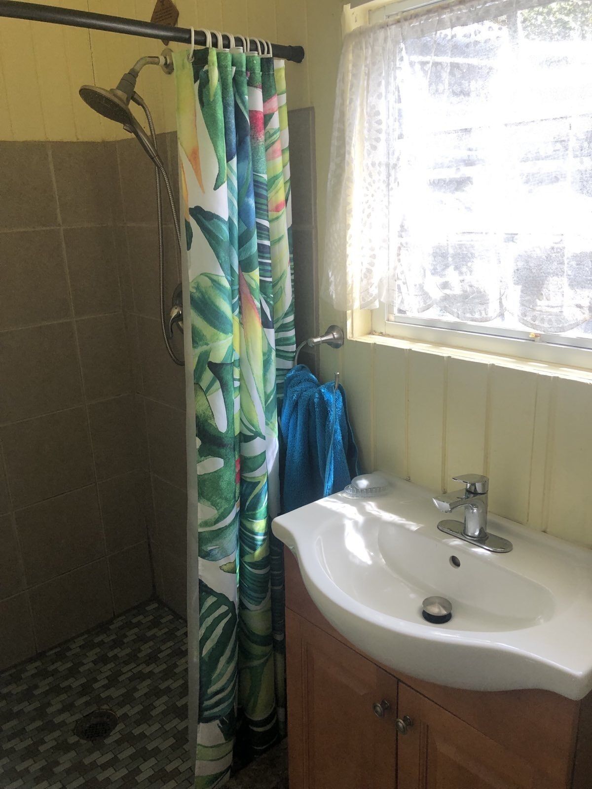 Douche, sèche-cheveux, serviettes fournies, savon