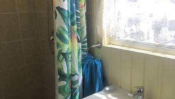 Douche, sèche-cheveux, serviettes fournies, savon