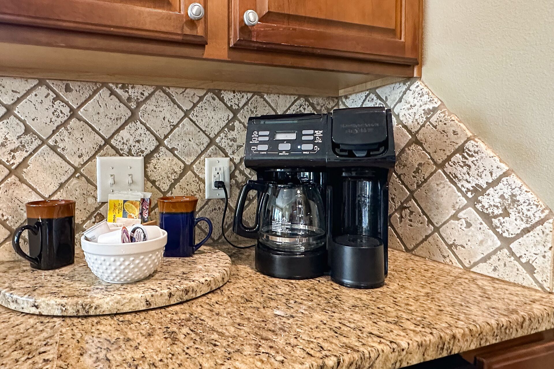 Epic Townhouse next to the Lake. Pool and Kayaks!