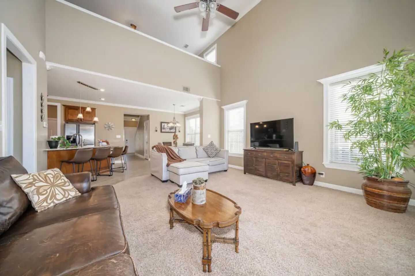 Epic Townhouse next to the Lake. Pool and Kayaks!