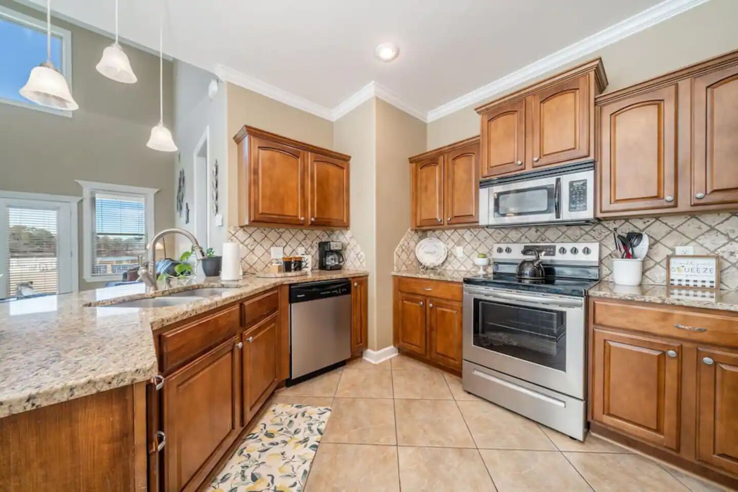 Epic Townhouse next to the Lake. Pool and Kayaks!