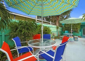 Outdoor dining - Just Beachy Bungalow Near Lake Ave (Lake Worth)