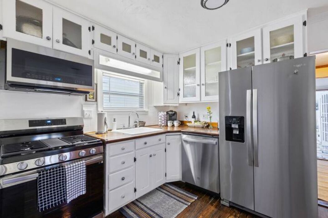 Charming Beach House Near Lake Ave