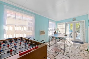 Games room - Just Beachy Bungalow Near Lake Ave (Lake Worth)